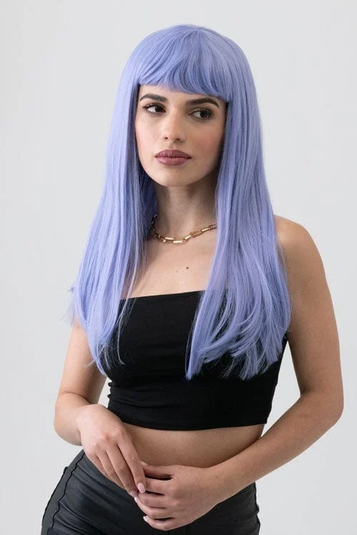 Colored wig with a wavy texture for a beachy and fun lookLong blue wig with short, straight fringe: Alyssa