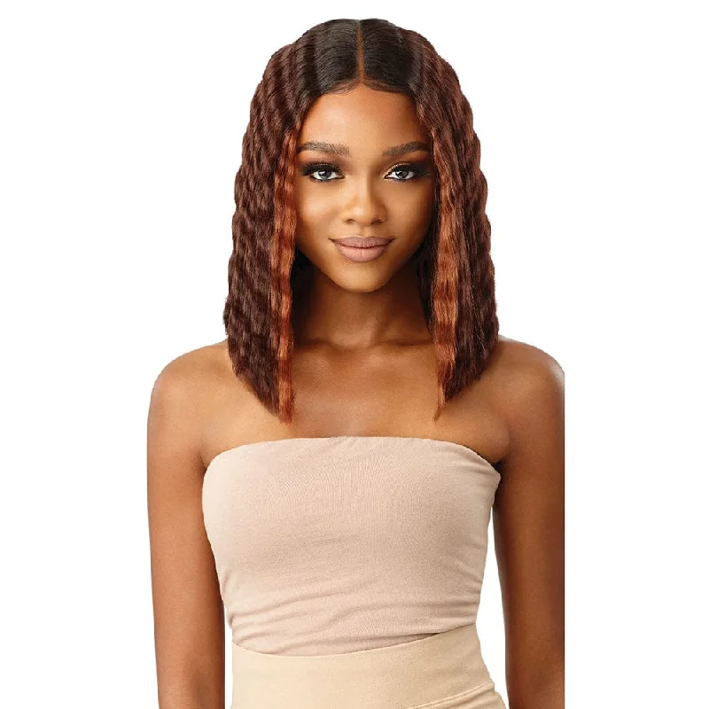 Colored wig with a 150 - density for a full and thick appearanceOutre Melted Hairline Lace Front Wig - Lilyana Bob 12"