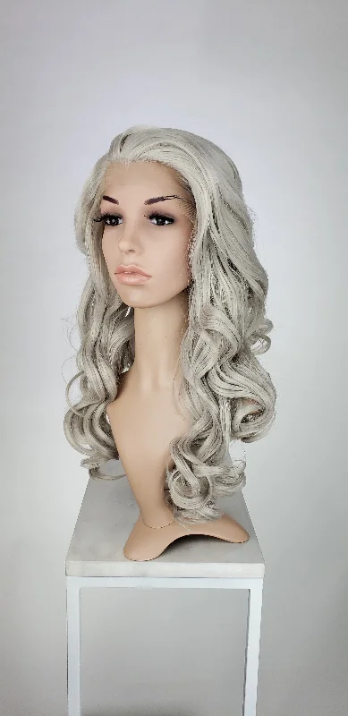 Lace wig with a middle - part for a classic and elegant styleKat True Silver - Natural Plus