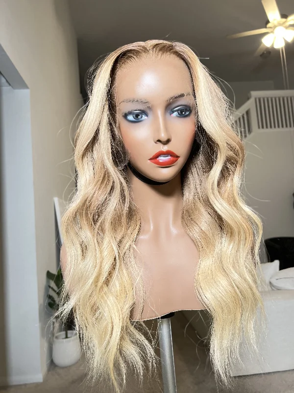 Lace wig with a pre - plucked hairline for a more natural lookROSS