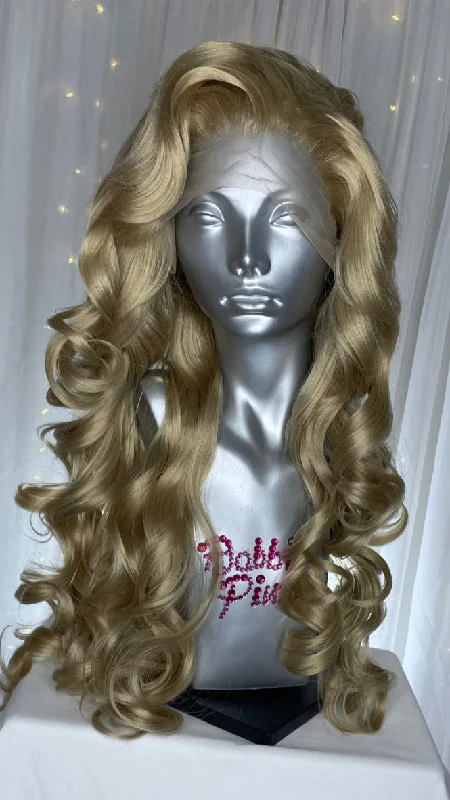 Lace wig with a wavy texture for a beachy look"Sarah" - Honey Blonde