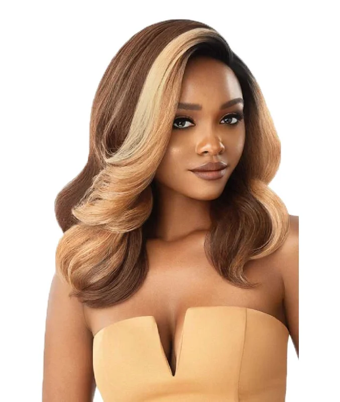 Lace wig with a 200 - density for a full and thick appearanceOutre Soft & Natural Lace Front Wig - Neesha 202